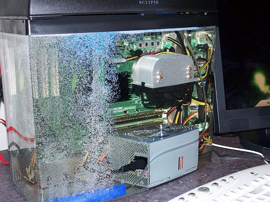 Компьютер в аквариуме – на жидком масляном охлажде
