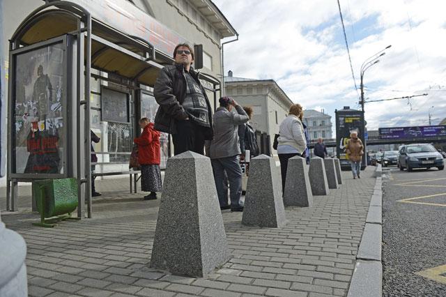 Пассажирский автобус вылетел на остановку в Москве
