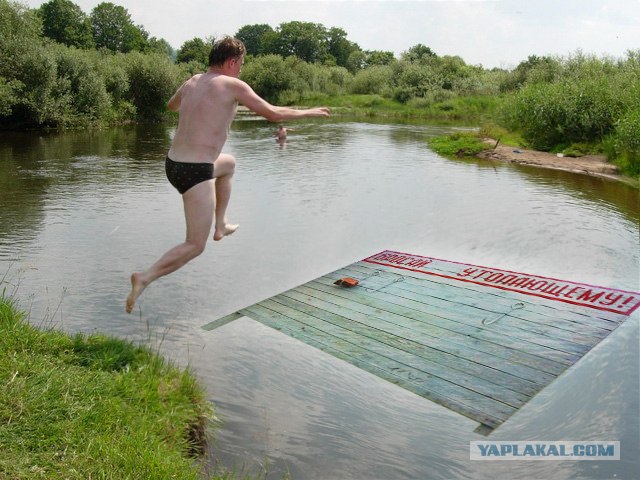 Фотожаба: Тут лучше не быть утопающим