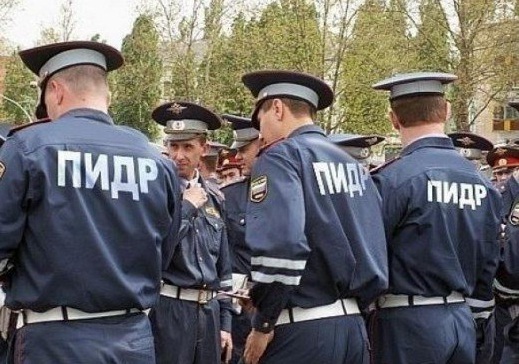 Департамент полиции Майами-Дейд во Флориде разрисовал патрульную машину в ЛГБТ-расцветку в честь месяца «гей-гордости».