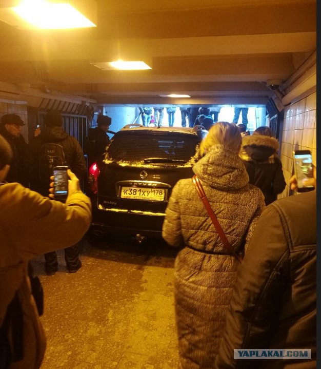 В Петербурге автомобиль SsangYong въехал в подземный переход