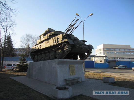 Автомобили на постаменте