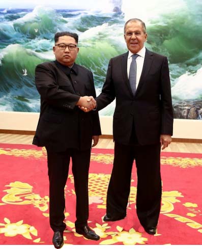 Канал «Россия-1» зачем-то подрисовала Ким Чен Ыну улыбку на фотографии с Лавровым