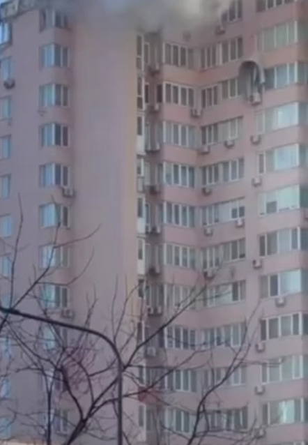 Появилось видео попадания снаряда в жилой дом в Киеве