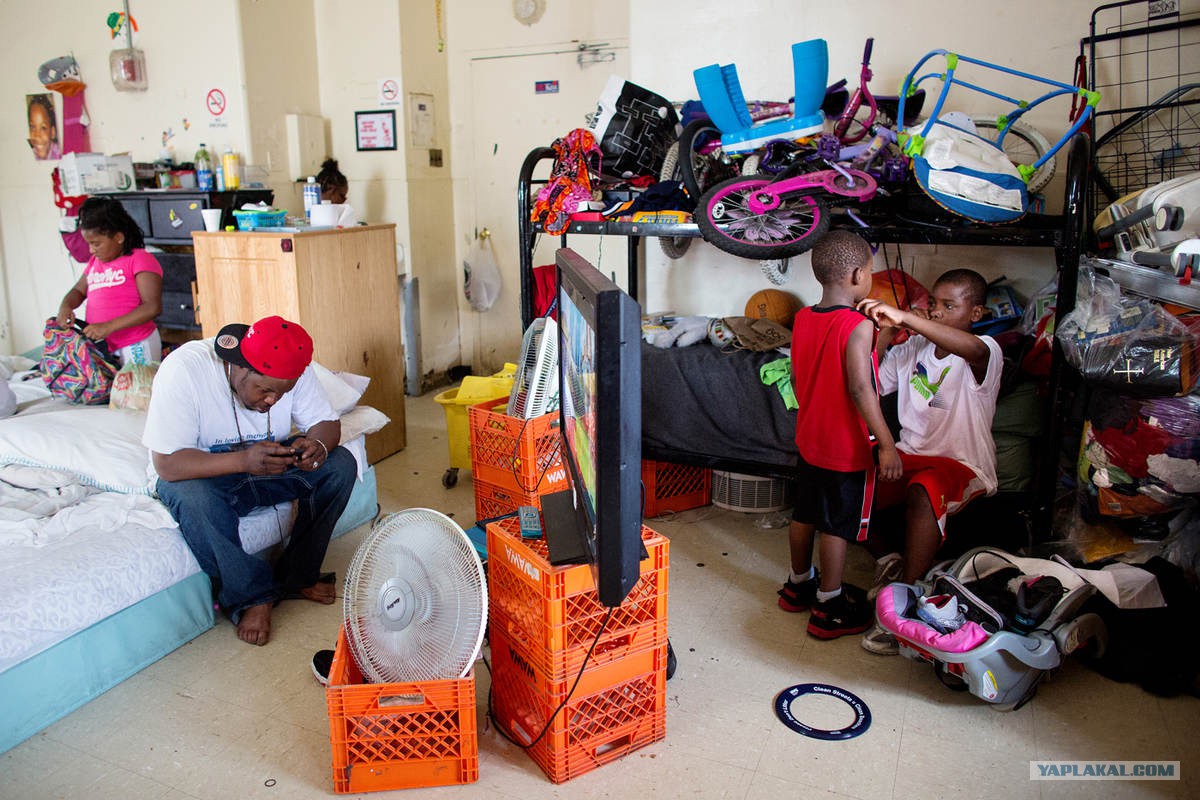 дети из бедных семей. как живут дети. человек в комнате. книги о детях разных стран. как живут дети.