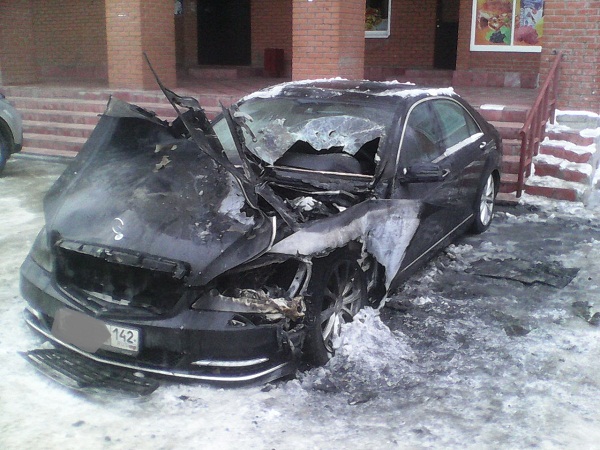 В Воронеже сожгли Mercedes из-за неправильной парковки