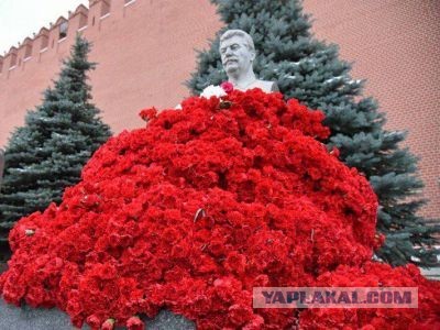 В Одессе сорвали и топтали ногами последний барельеф Жукову