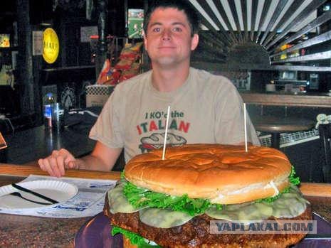 Сьеден гамбургер весом в 6,8 кг