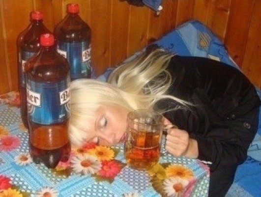 Бухие русские домашние. Русские пьяные девочки. Пьяные девушки из соцсетей.
