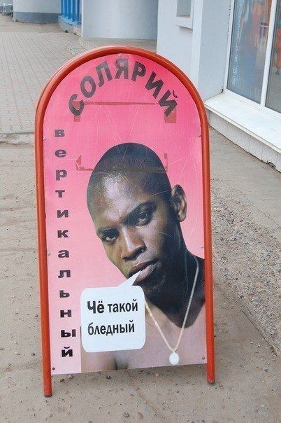 На саксофоне играет небось...
