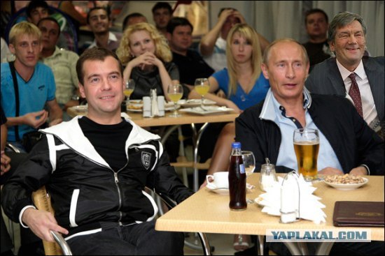 Путин и Медведев смотрят футбол в Сочи