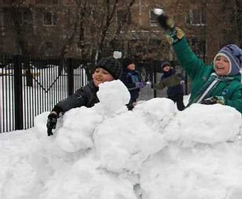 Два школьника слепили снеговика высотой семь метров. И весит он 10 тонн!