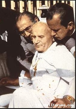 У гроба Папы Иоанна Павла II