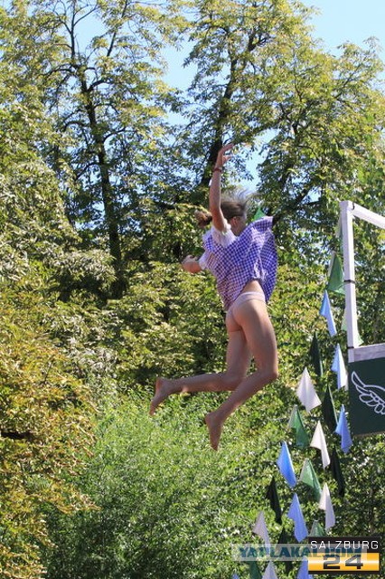 Прыжки в национальных костюмах