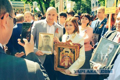 Поклонская с иконой Николая II приняла участие в акции "Бессмертный полк"