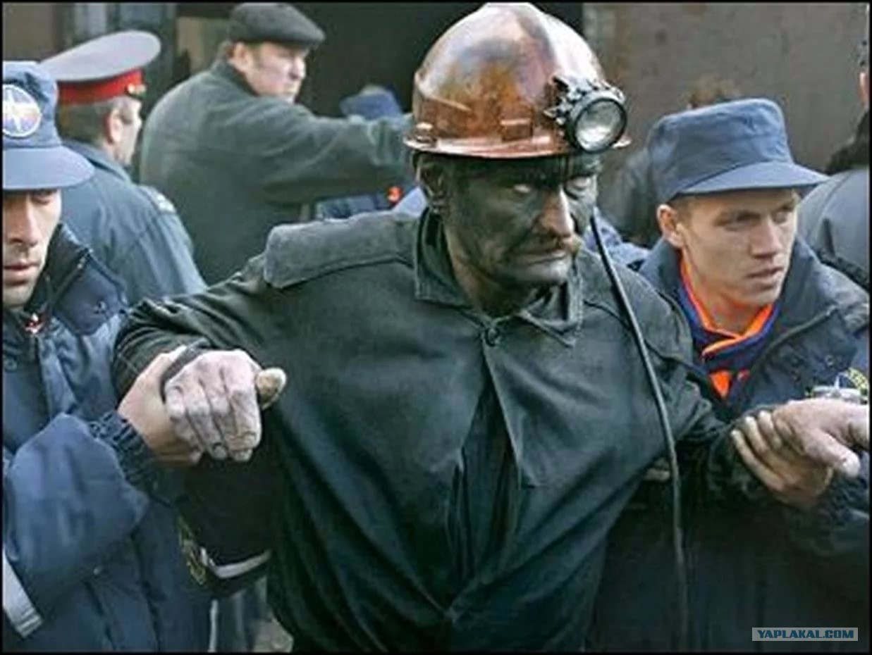 Пьяный шахтер на заднем плане видео