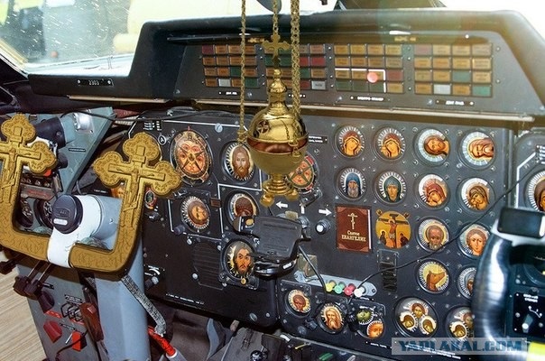 Кресты в кабине самолёта