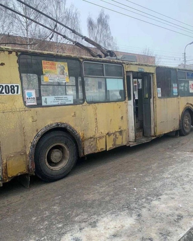 Украина. Автобан Луцк - Дубно посыпают реагентами против гололёда.