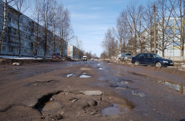 Одной дочери - образование, другой - квартиру. Младшая считает, что несправедливо