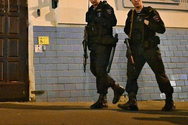 В Москве арестовали двоих полицейских, обвиняемых в изнасиловании девушки.