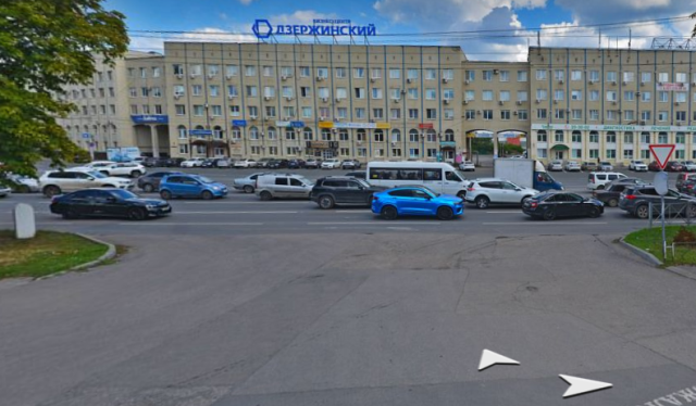 По морде ковшом это больно, ну хоть жив.