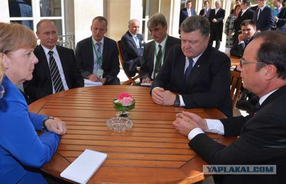 Порошенко и Путин пожали друг другу руки