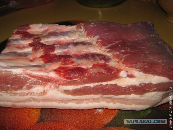 Рулет из подчеревка в луковой шелухе
