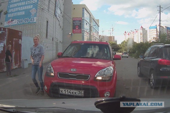 Блондинка в Воронеже на встречке разбила каблуком лобовое стекло