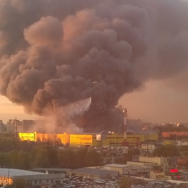 Масштабный пожар в Москве: горит торговый центр