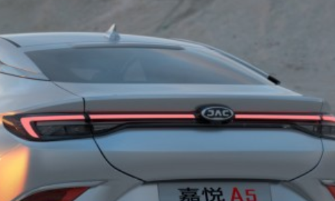Лифтбек JAC J7 с крутым дизайном пришел в Россию: от 899 000 рублей