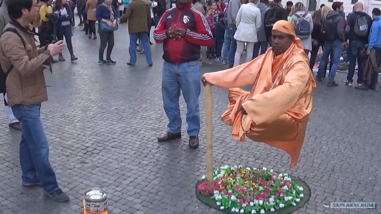 Человек висит в воздухе. Левитация в индии. Человек левитирует. Иллюзия парения в воздухе. Парящие в воздухе люди.