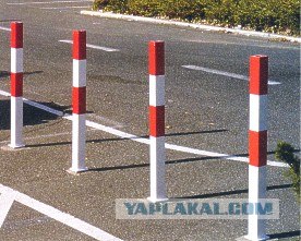 Дедушка перегородил дорогу бетонными блоками