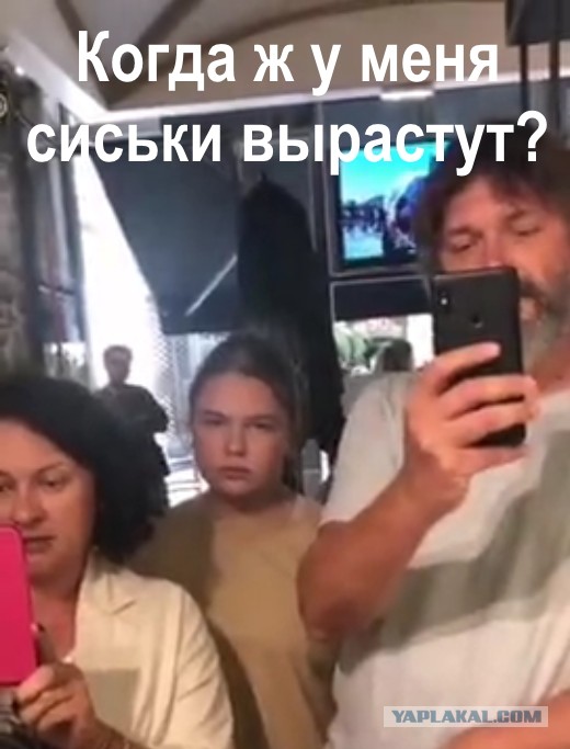 Встретились в Испании(Италии) укропитеки и русский (вид с другой камеры)