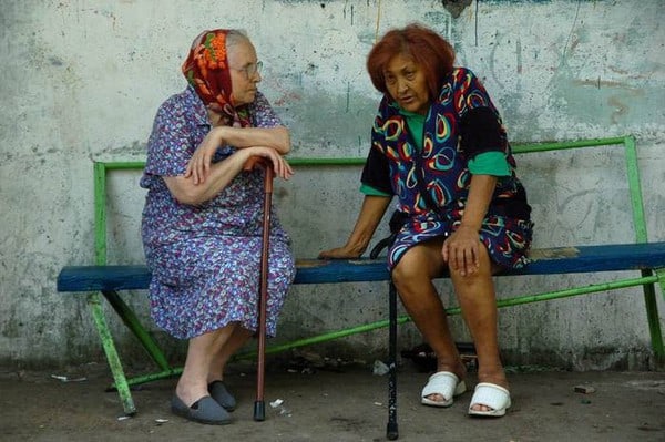 «Внимание! Здесь живёт старая шалава. Если увидите её — дайте по е**лу»