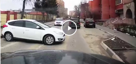 В Подмосковье автоледи припарковалась поперек дороги, чтобы сходить в магазин