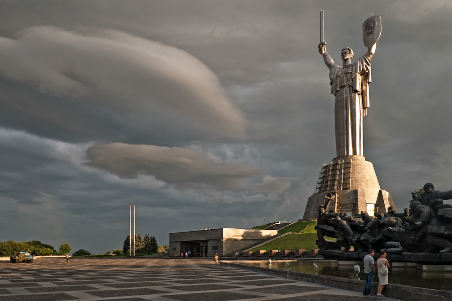 Монументы городов. Монумент Родина мать в Киеве. Статуя Родина мать в Киеве. Монумент Родина-мать в городе-герое Волгограде. Киевская статуя Родина мать.