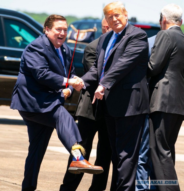 Вице-губернатор Луизианы встретил Трампа в носках с его портретом