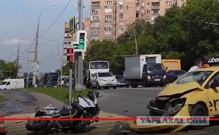 На западе Москвы таксист сбил сотрудника ГИБДД на мотоцикле
