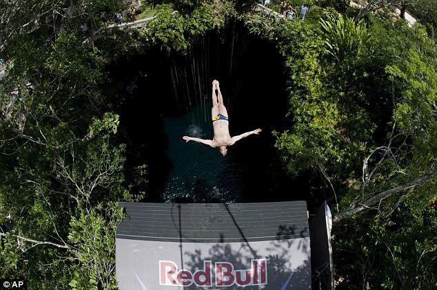 Экстремальные прыжки в воду - 27 метров полета