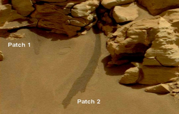 На Марсе вода вытекает из-под камня