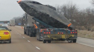 В США удалось заснять транспортировку загадочного летального аппарата