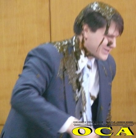 Ведро испражнений вылил на судью пенсионер в знак протеста против коррупции