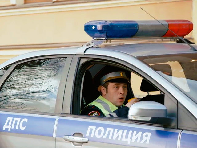 В Воронежской области вход в здание ГИБДД залили кровью. Потерпевший стучался в полицию, но дежурный мирно спал