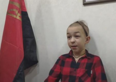 В Киеве какие-то парни докопались до мужика, у которого на футболке был изображён герб России, и заставили его её снять.