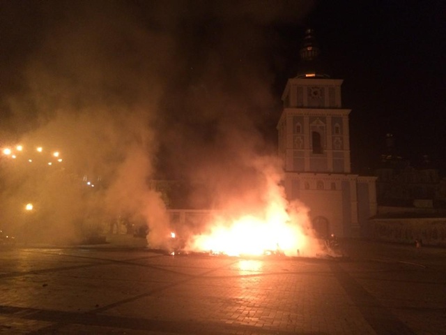 Сожгли палатки майдан-овцев в Киеве.