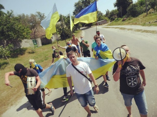 Правый сектор учит любить Украину