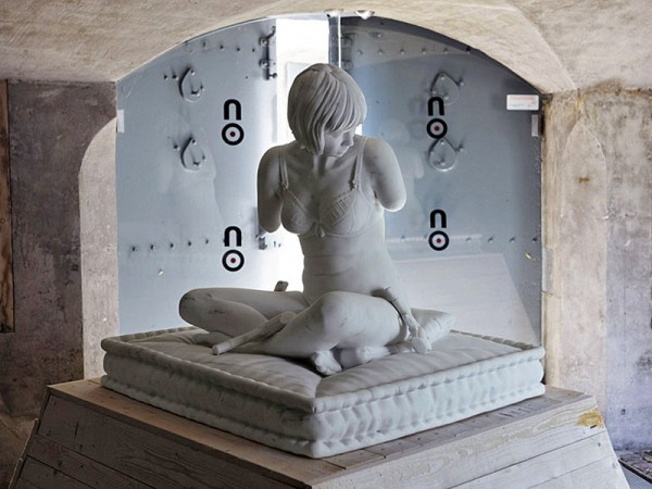 Обнаженные девушки с оружием в руках 16+