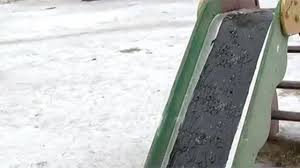 Детскую горку залили гудроном с битым стеклом