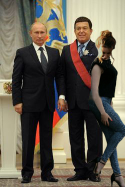 "Стою такая - рядом с дорогой тачкой"