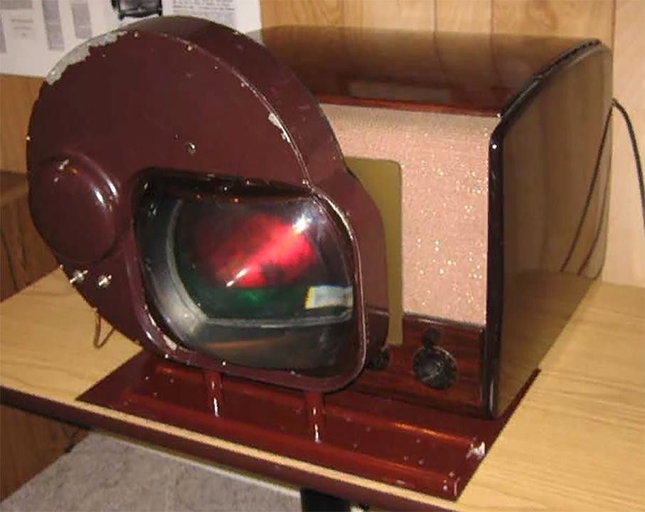 Какой был 1 телевизор. КВН-49 кинескоп. Механический телевизор Зворыкина. Первый телевизор. Первый цветной телевизор.